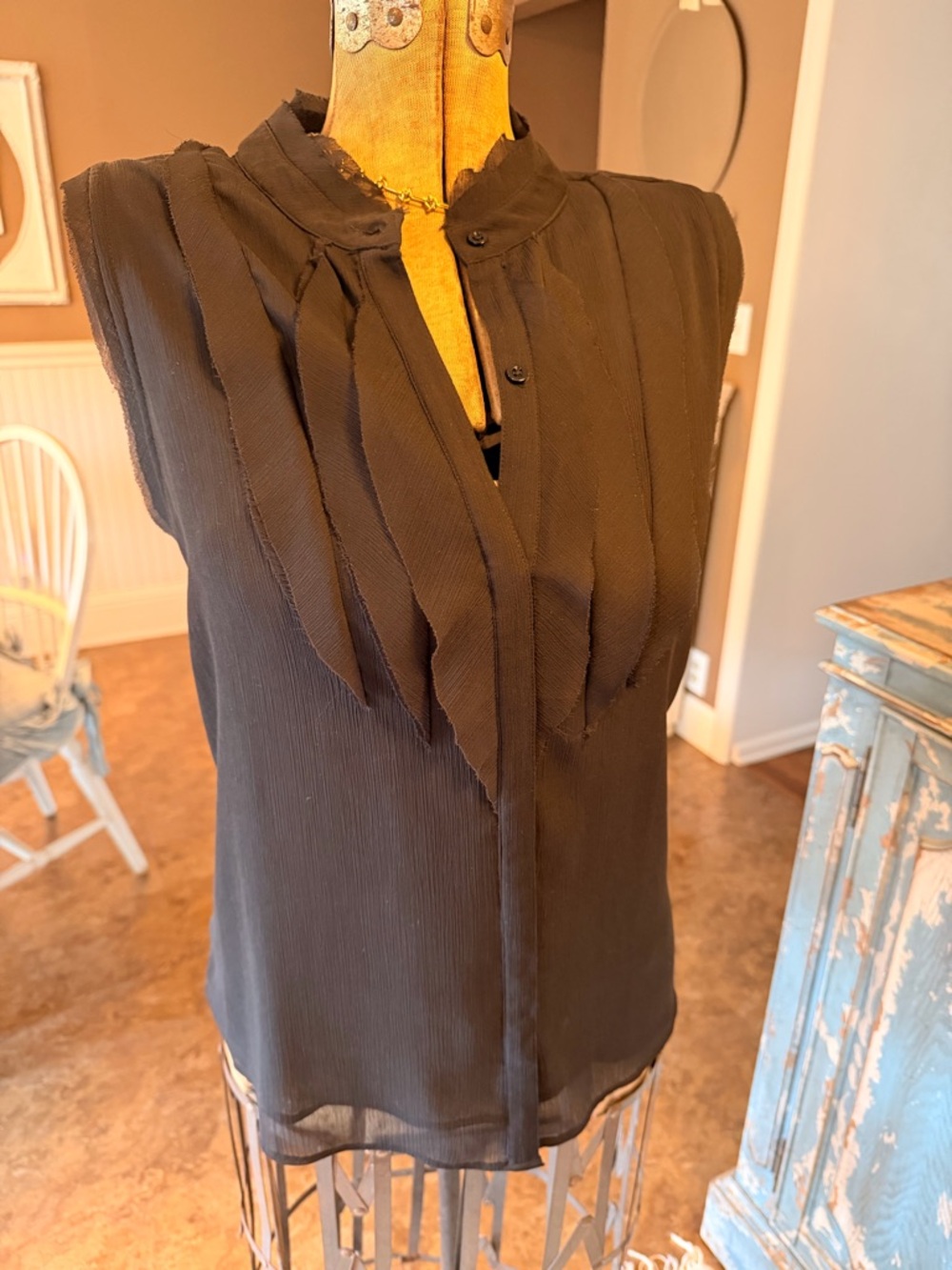 NIC+ZOE Black Sleeveless Pleated V-Neck Blouse